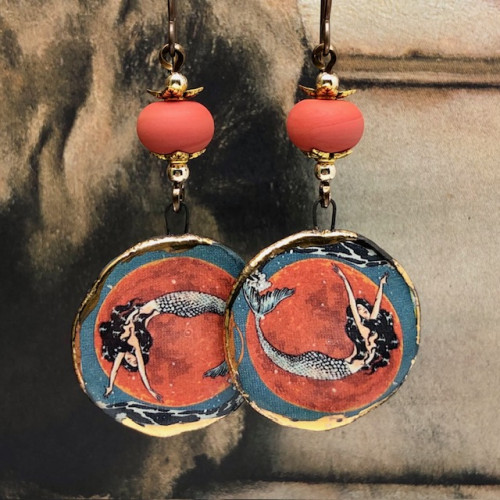 Boucles d’oreilles asymétriques composées de pendentifs en céramique représentant une sirène. Bijoux uniques de créateur.