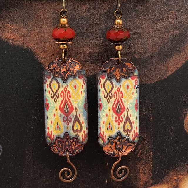 Boucles d'oreilles vintage composées de pendentifs artisanaux en cuivre émaillé avec un motif multicolore qui rappellent les années 1960. Bijoux uniques.