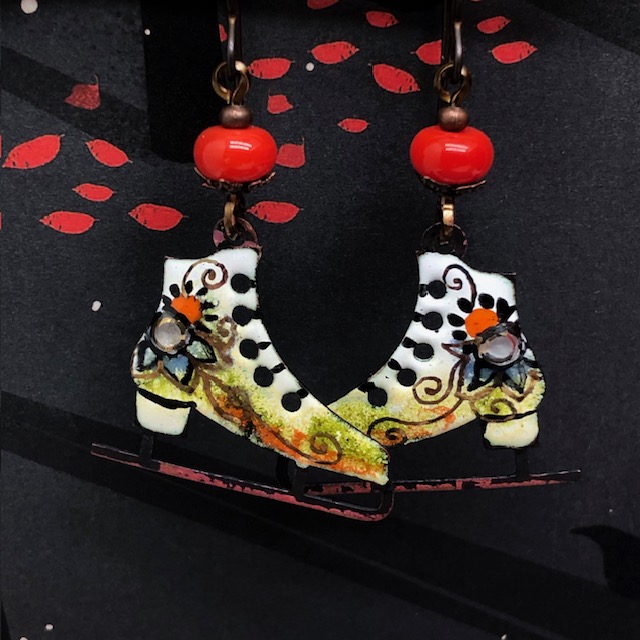 Boucles d'oreilles hivernales et originales composées de pendentifs en cuivre émaillé en forme de patins à glace. Bijoux uniques.
