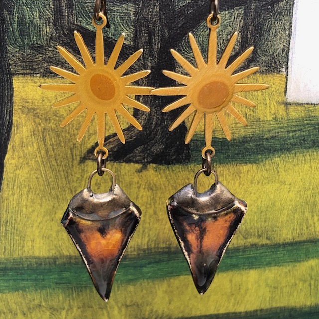 Boucles d'oreilles bohèmes composées de cônes en céramique bronze et ocre jaune et de connecteurs en forme de soleil. Bijoux uniques.