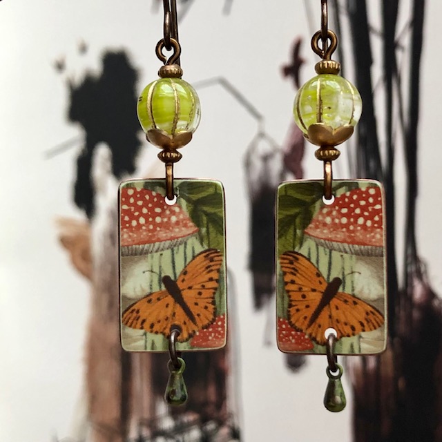 Boucles d'oreilles composées de pendentifs artisanaux en cuivre illustré et de perles en verre tchèque. Crochets d'oreilles en laiton. Pièces uniques.