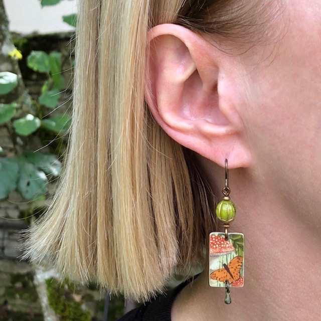 Boucles d'oreilles composées de pendentifs artisanaux en cuivre illustré et de perles en verre tchèque. Crochets d'oreilles en laiton. Pièces uniques.