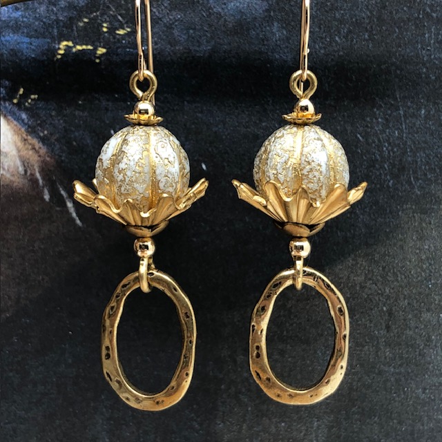 Boucles d’oreilles vintage composées d'anneaux en bronze doré et de perles en verre de Bohême blanc cassé. Bijoux uniques de créateur.