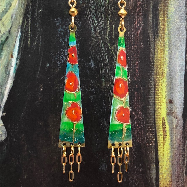 Longues boucles d'oreilles asymétriques composées de pendentifs en laiton émaillé orange, vert et or. Boucles d'oreilles bohème chic et modèle unique.
