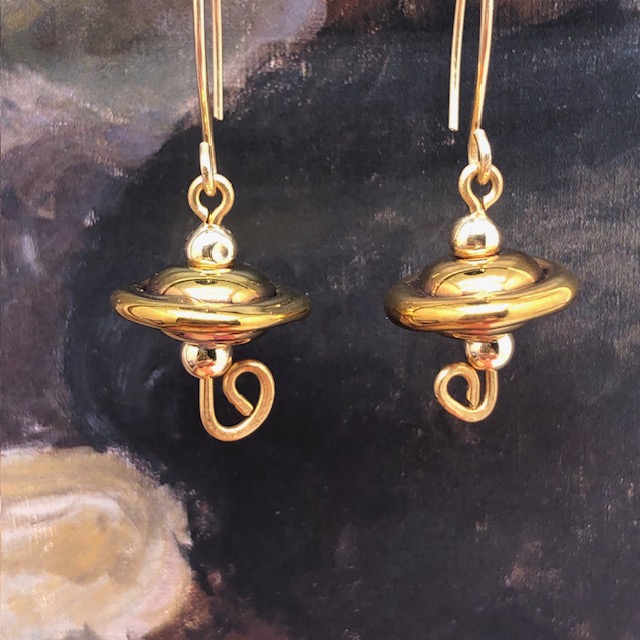 Boucles d'oreilles asymétriques composées de perles disques ondulés en verre filé à la flamme bronze or. Bijoux uniques de créateur.
