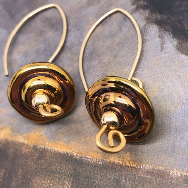 Boucles d'oreilles asymétriques composées de perles disques ondulés en verre filé à la flamme bronze or. Bijoux uniques de créateur.
