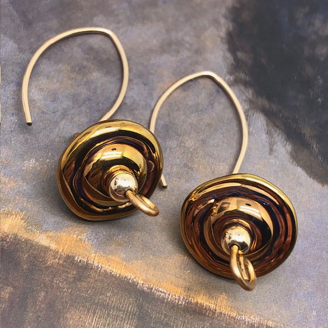 Boucles d'oreilles asymétriques composées de perles disques ondulés en verre filé à la flamme bronze or. Bijoux uniques de créateur.