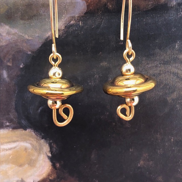 Boucles d'oreilles asymétriques composées de perles disques ondulés en verre filé à la flamme bronze or. Bijoux uniques de créateur.
