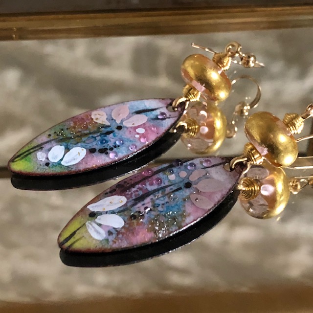 Boucles d'oreilles composées de pendentifs artisanaux en cuivre émaillé et de perles lampwork. Crochets d'oreilles en vermeil. Pièces uniques.