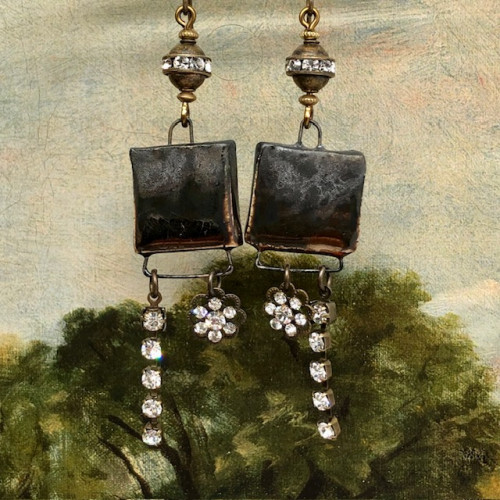 Longues boucles d'oreilles vintage composées de connecteurs en céramique et de breloques en cristal. Bijoux uniques de créateur.