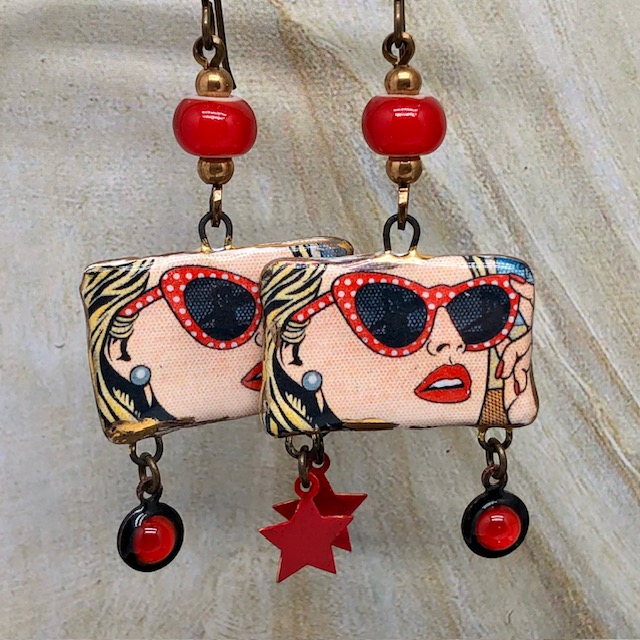 Boucles d'oreilles pop art composées de pendentifs en céramique avec le visage d'une femme portant des lunettes de soleil. Bijoux uniques.