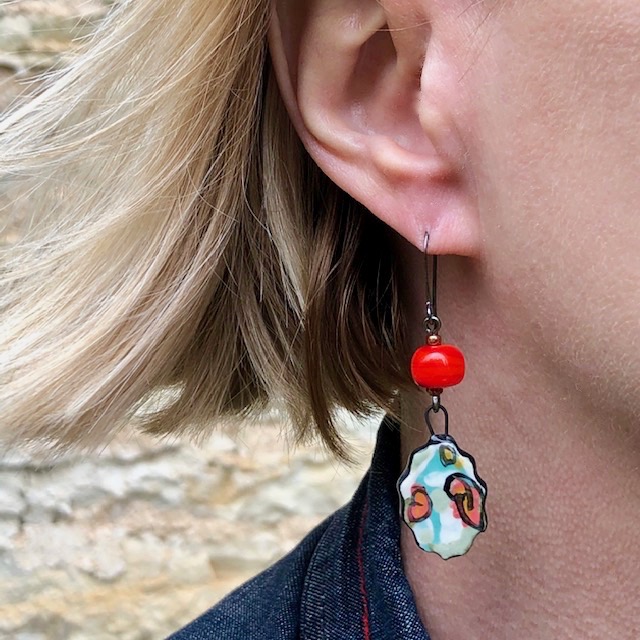 Boucles d'oreilles composées de pendentifs artisanaux en céramique et de perles lampwork. Crochets d'oreilles en laiton. Pièces uniques.