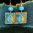 Boucles d'oreilles bohème chic composées de pendentifs artisanaux en résine bleu et jaune représentant le visage de la lune et du soleil. Bijoux uniques.