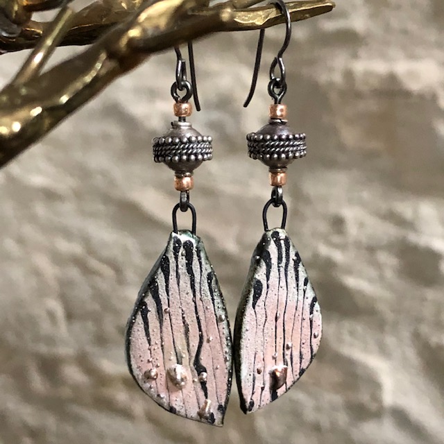 Boucles d'oreilles composées de pendentifs artisanaux en céramique et de perles en argent Thaï Karen. Crochets d'oreilles en niobium. Pièces uniques.