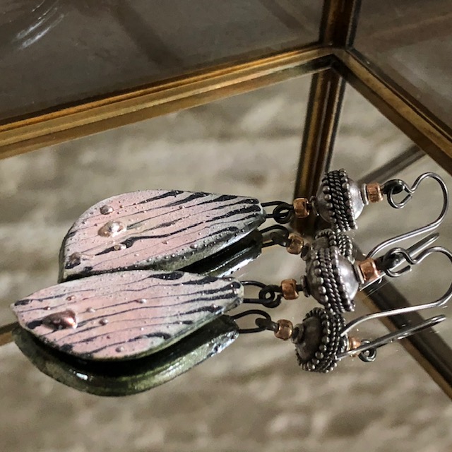 Boucles d'oreilles composées de pendentifs artisanaux en céramique et de perles en argent Thaï Karen. Crochets d'oreilles en niobium. Pièces uniques.