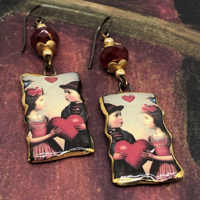 Boucles d'oreilles vintage composées de pendentifs en céramique qui reprennent une carte postale ancienne de Saint-Valentin. Bijoux uniques.