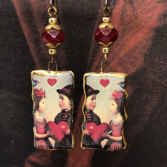 Boucles d'oreilles vintage composées de pendentifs en céramique qui reprennent une carte postale ancienne de Saint-Valentin. Bijoux uniques.