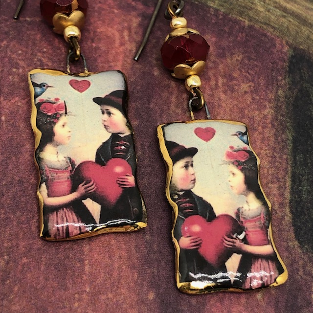 Boucles d'oreilles vintage composées de pendentifs en céramique qui reprennent une carte postale ancienne de Saint-Valentin. Bijoux uniques.