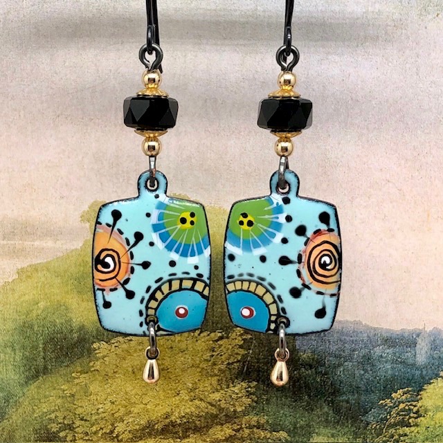 Boucles d’oreilles asymétriques composées d'émaux avec un motif abstrait de tourbillons multicolores et de perles en cristal Swarovski. Bijoux uniques.
