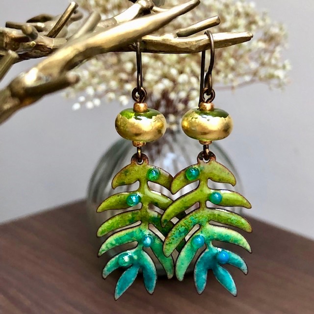 Boucles d'oreilles composées de magnifiques pendentifs artisanaux en cuivre émaillé et de superbes perles en verre filé à la flamme. Pièces uniques.