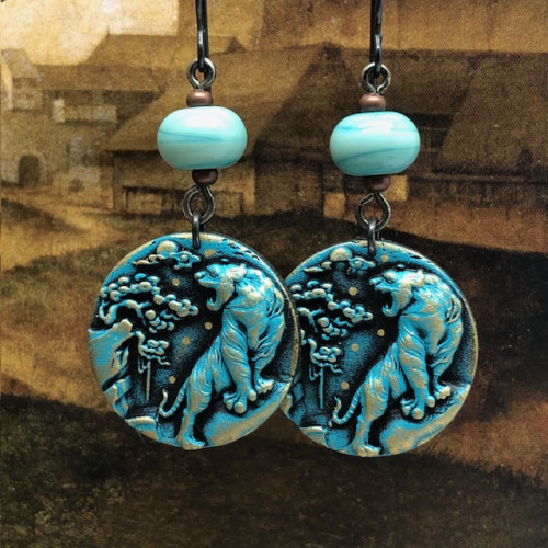 Boucles d'oreilles bleu turquoise en argile polymère avec un motif de tigre japonais et de bonzaï. Bijoux uniques de créateur.