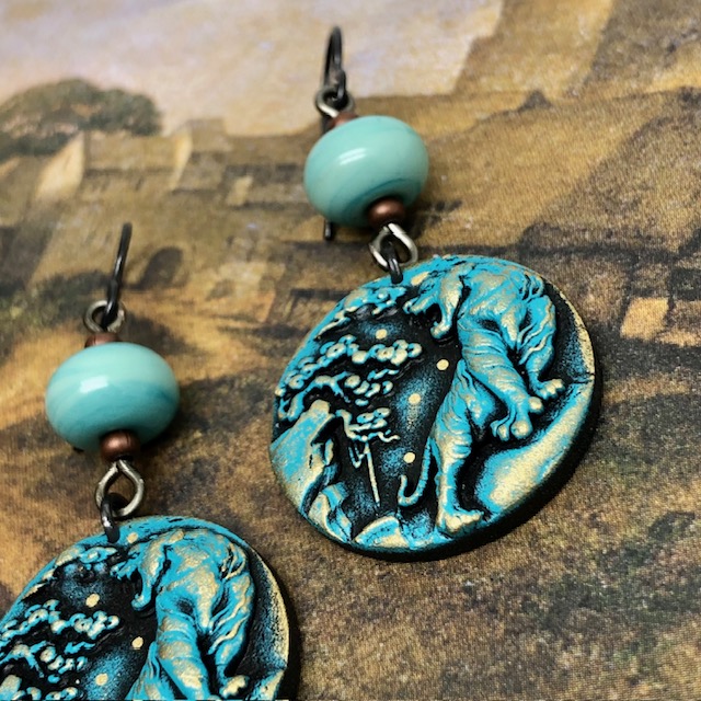 Boucles d'oreilles bleu turquoise en argile polymère avec un motif de tigre japonais et de bonzaï. Bijoux uniques de créateur.