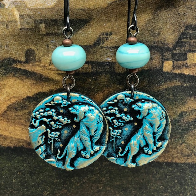 Boucles d'oreilles bleu turquoise en argile polymère avec un motif de tigre japonais et de bonzaï. Bijoux uniques de créateur.
