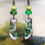 Boucles d’oreilles asymétriques composées de pendentifs en cuivre émaillé en forme de tong vert et blanc. Bijoux uniques de créateur.