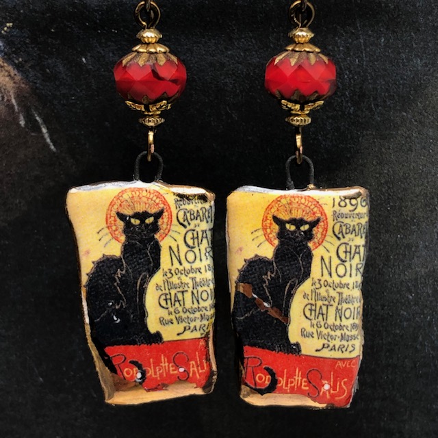 Boucles d'oreilles Tournée du Chat noir composées de pendentifs artisanaux en céramique et de perles en verre de Bohême. Bijoux uniques.