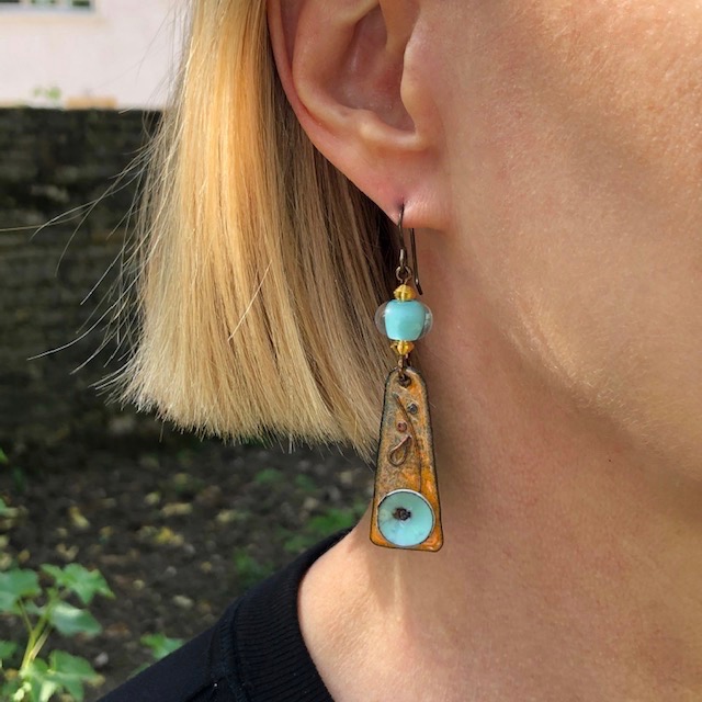 Boucles d'oreilles composées de pendentifs artisanaux en cuivre émaillé et de perles lampwork. Crochets d'oreilles en laiton. Pièces uniques.