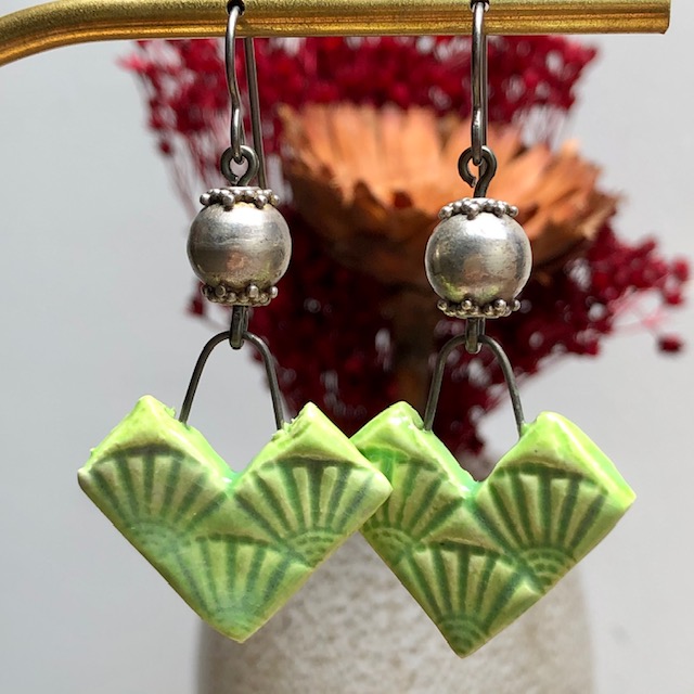 Boucles d'oreilles composées de pendentifs artisanaux en céramique et de perles en argent Thaï Karen. Crochets d'oreilles en niobium. Pièces uniques.