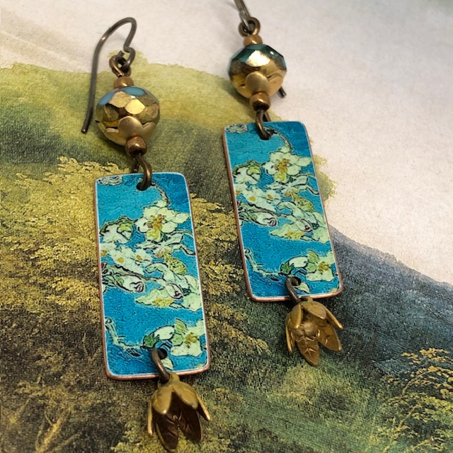 Boucles d'oreilles composées de pendentifs en cuivre illustré qui reprennent le tableau de Vincent van Gogh : Amandier en fleurs.