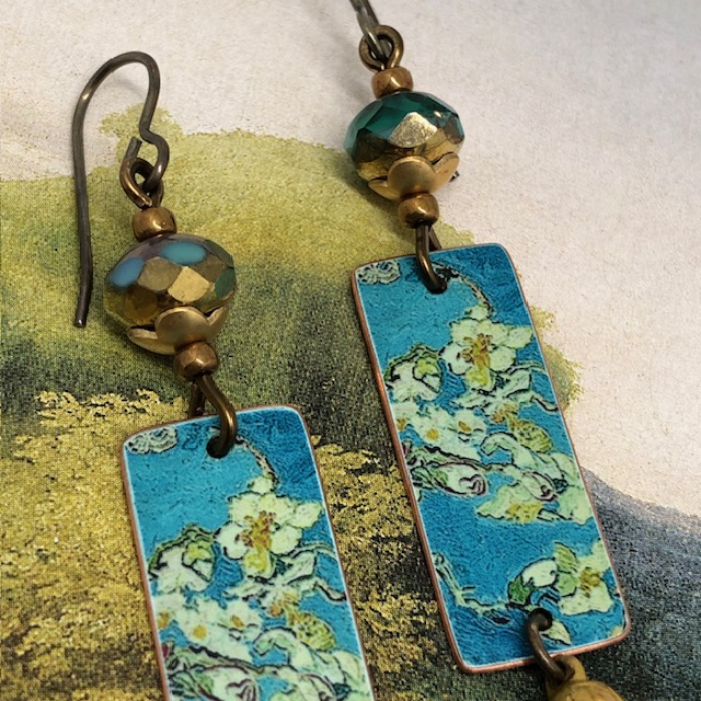 Boucles d'oreilles composées de pendentifs en cuivre illustré qui reprennent le tableau de Vincent van Gogh : Amandier en fleurs.
