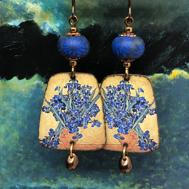 Grandes boucles d’oreilles composées de pendentifs en cuivre émaillé qui reprennent Vase avec Iris de Van Gogh. Bijoux uniques de créateur.