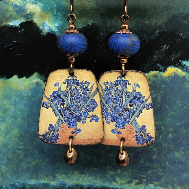 Grandes boucles d’oreilles composées de pendentifs en cuivre émaillé qui reprennent Vase avec Iris de Van Gogh. Bijoux uniques de créateur.