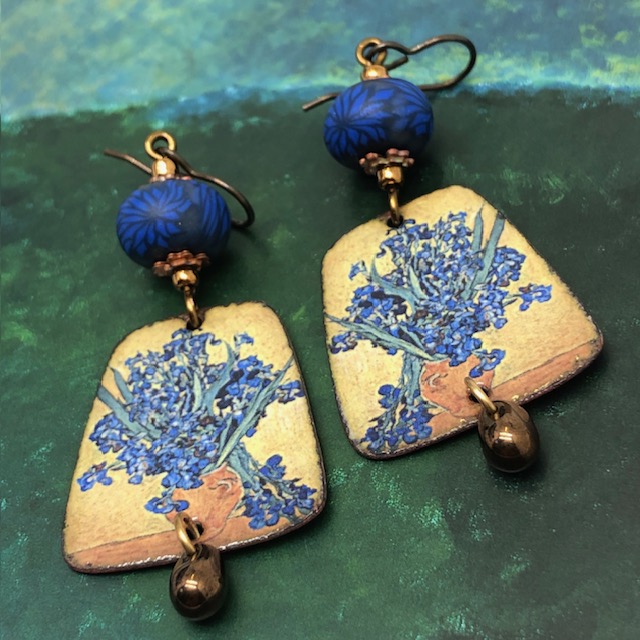 Grandes boucles d’oreilles composées de pendentifs en cuivre émaillé qui reprennent Vase avec Iris de Van Gogh. Bijoux uniques de créateur.
