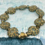 Bracelet élastique bohème chic composé de perles en verre de Bohême en forme de dahlia vert turquoise et or. Bracelet stretch de créateur.