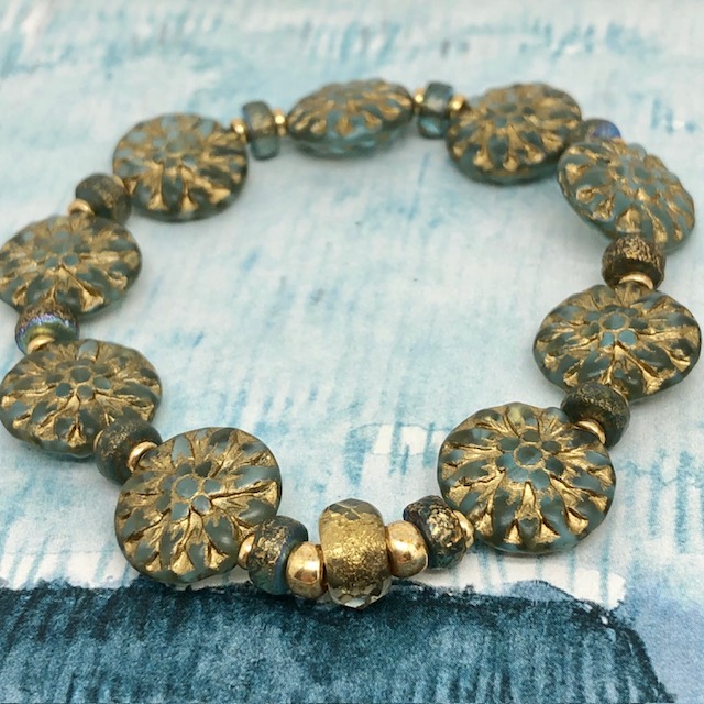 Bracelet élastique bohème chic composé de perles en verre de Bohême en forme de dahlia vert turquoise et or. Bracelet stretch de créateur.