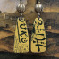 Boucles d'oreilles vintage upcyclées composées de pendentifs en métal et de perles en verre de Bohême. Pièces uniques.