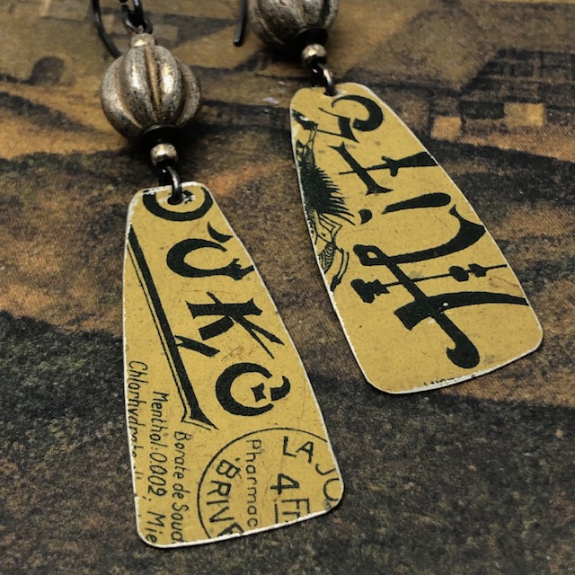 Boucles d'oreilles vintage upcyclées composées de pendentifs en métal et de perles en verre de Bohême. Pièces uniques.