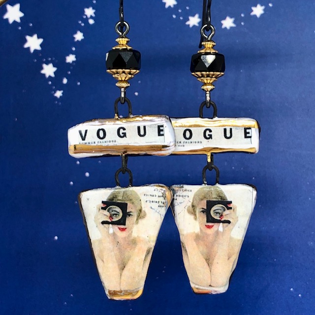 Boucles d'oreilles rétro composées de pendentifs en céramique représentant une femme photographe en couverture du magazine Vogue.