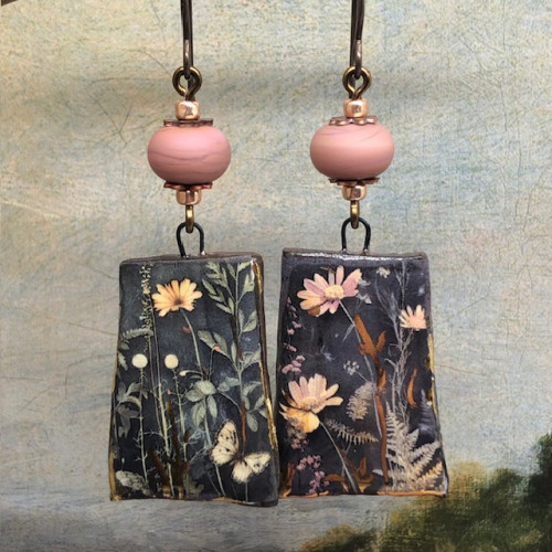 Longues boucles d'oreilles asymétriques composées de pendentifs en céramique représentant des fleurs sauvages. Bijoux bohèmes uniques.