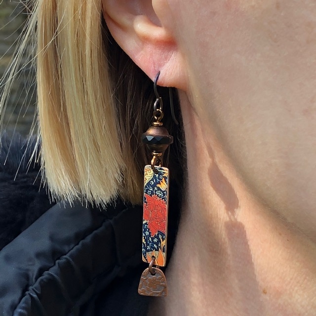 Boucles d'oreilles composées de pendentifs artisanaux en cuivre illustré et de perles en verre de Bohême. Crochets d'oreilles en niobium. Pièces uniques.