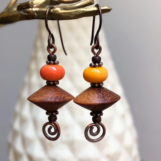 Boucles d'oreilles composées de perles en bois de Bayong et de perles lampwork montées sur des épingles en cuivre. Crochets d'oreilles en laiton.