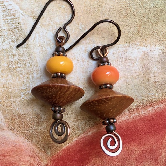 Boucles d'oreilles composées de perles en bois de Bayong et de perles lampwork montées sur des épingles en cuivre. Crochets d'oreilles en laiton.