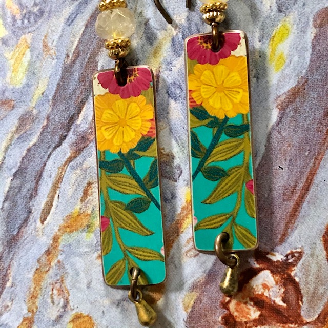 Boucles d'oreilles bohème fleurs multicolores composées de pendentifs artisanaux en laiton illustré et de perles en verre tchèque.