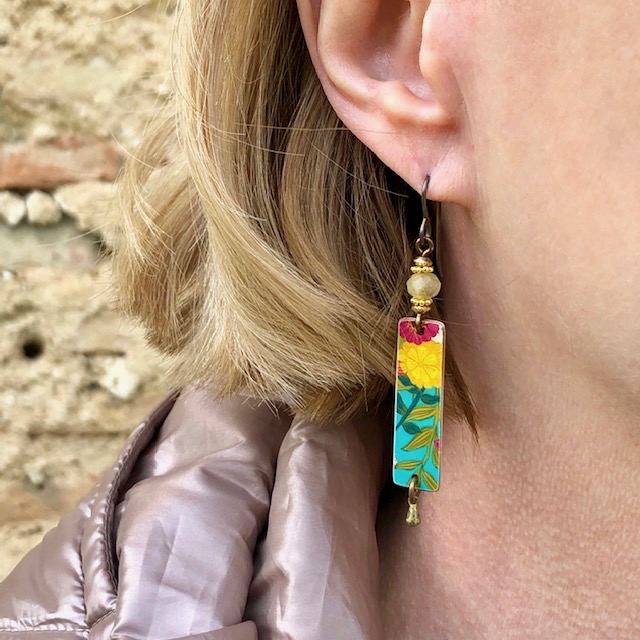 Boucles d'oreilles bohème fleurs multicolores composées de pendentifs artisanaux en laiton illustré et de perles en verre tchèque.