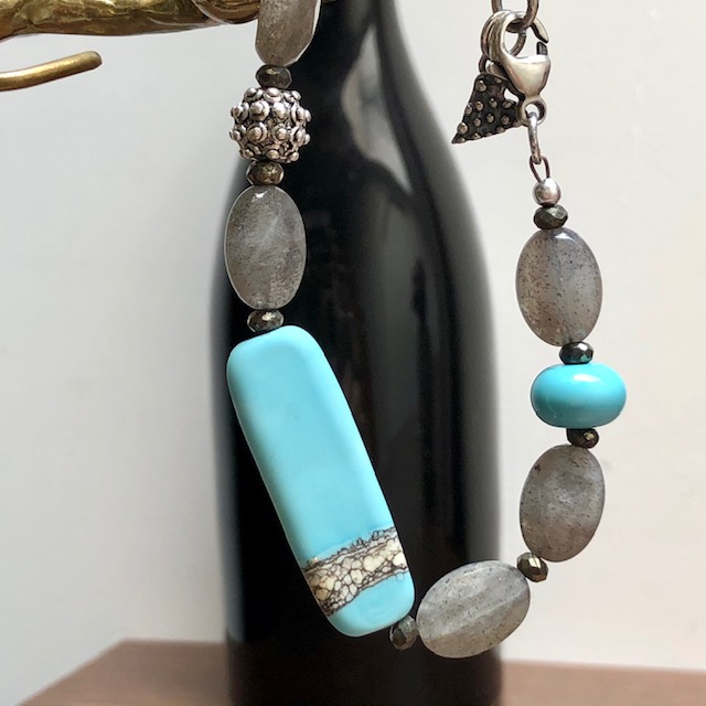 Bracelet composé de perles lampwork, de perles facettées en labradorite et de perles en argent Thaï Karen. Fermoir en argent. Pièce unique.