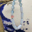 Bracelet élastique bohème chic, composé de perles en verre de Bohême cylindriques bleu argenté et de perles rondes bleu clair. Bijoux de créateur.