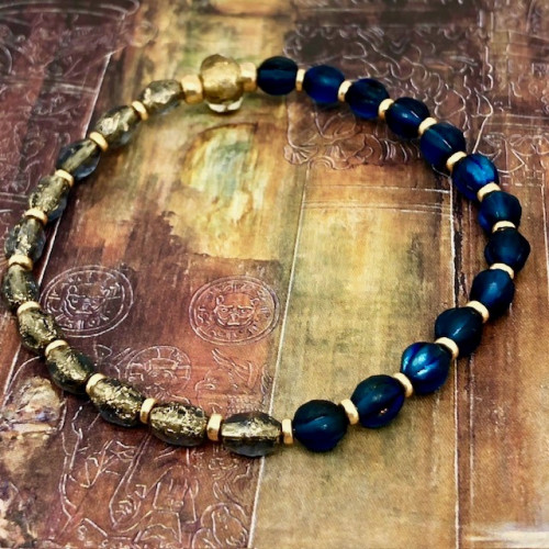 Bracelet élastique bohème chic, composé de perles en verre de Bohême rondes bleu nuit et de perles ovales bleu et or. Bijoux de créateur.